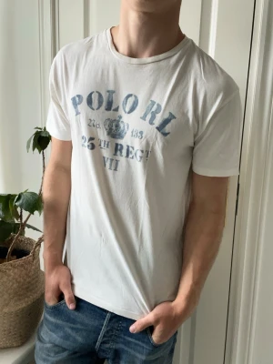 Polo Ralph lauren t shirt  - Polo Ralph lauren t shirt, Inga defekter! Modellen i bilderna är 180 cm 75 kg och bär Storlek M , Kom med frågor! 🌟 (Kan gå ned i pris vid köp av paket 😉) 