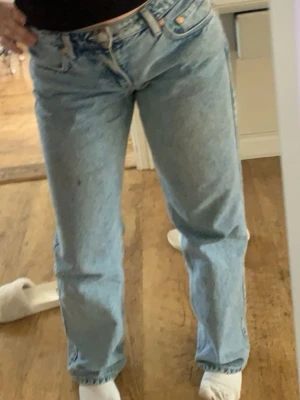 Weekday arrow low jeans - Säljer då dessa jeans från weekday i storlek 28/32, super fina och passar till allt!! Använda endast en gång då jag inte har hittat tillfälle😇💞