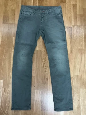 Grå Jeans från Tommy Hilfiger W35 L34 - Snygga grå jeans från märket Tommy Hilfiger. Jeansen har raka ben. Perfekta för en stilren och avslappnad look. Storlek W35 L34