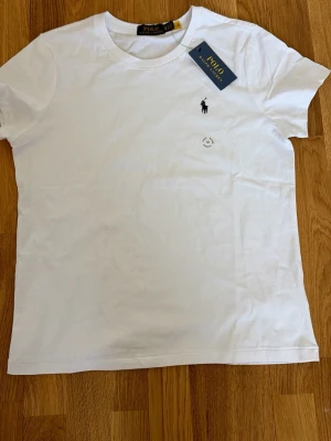 Polo Ralph lauren t-shirt - Tjena👋säljer min helt nya vita polo T-shirt har aldrig använda och säljer eftersom den passade inte mig. Om du har några frågor så kan du alltid skriva till mig och priset kan alltid diskuteras.