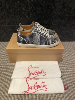 Christian Louboutin skor  - Hej, säljer nu dessa svin snygga Loubs skor. Skorna är i  extremt fint skick!  Begränsat antal boxar och dustbag. Hör av dig vid frågor. 41 passar 42