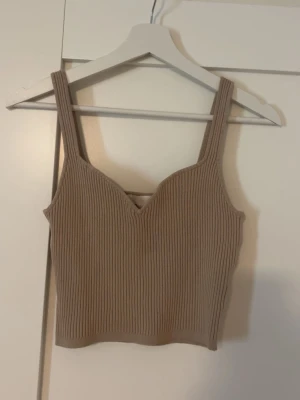 Beige ribbad linne - Snygg beige ribbat linne!!! Perfekt till sommarn💕
