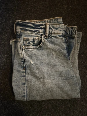 Blå bootcut jeans - Använda men är i bra skick. Du betalar frakten. Det är bara att höra av sig om du har funderingar🤗