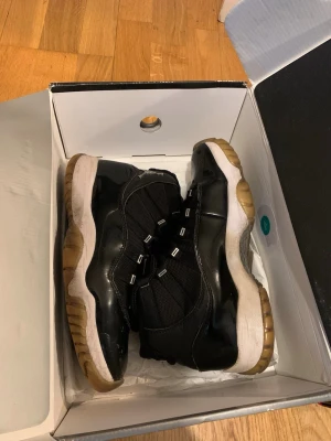 Svarta Air Jordan 11 sneakers - Box ingår äkta köpta för flera år sen 