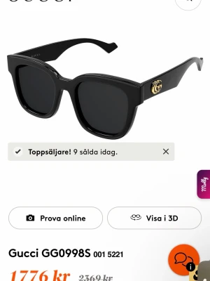 Svarta solglasögon från Gucci - Stilrena svarta solglasögon från Gucci med fyrkantig form och mörka glas. Sidorna pryds av den klassiska guldiga GG-loggan. Bågarna är tillverkade i syntetmaterial och ger en lyxig känsla till din look. Använda max 1 gång. 