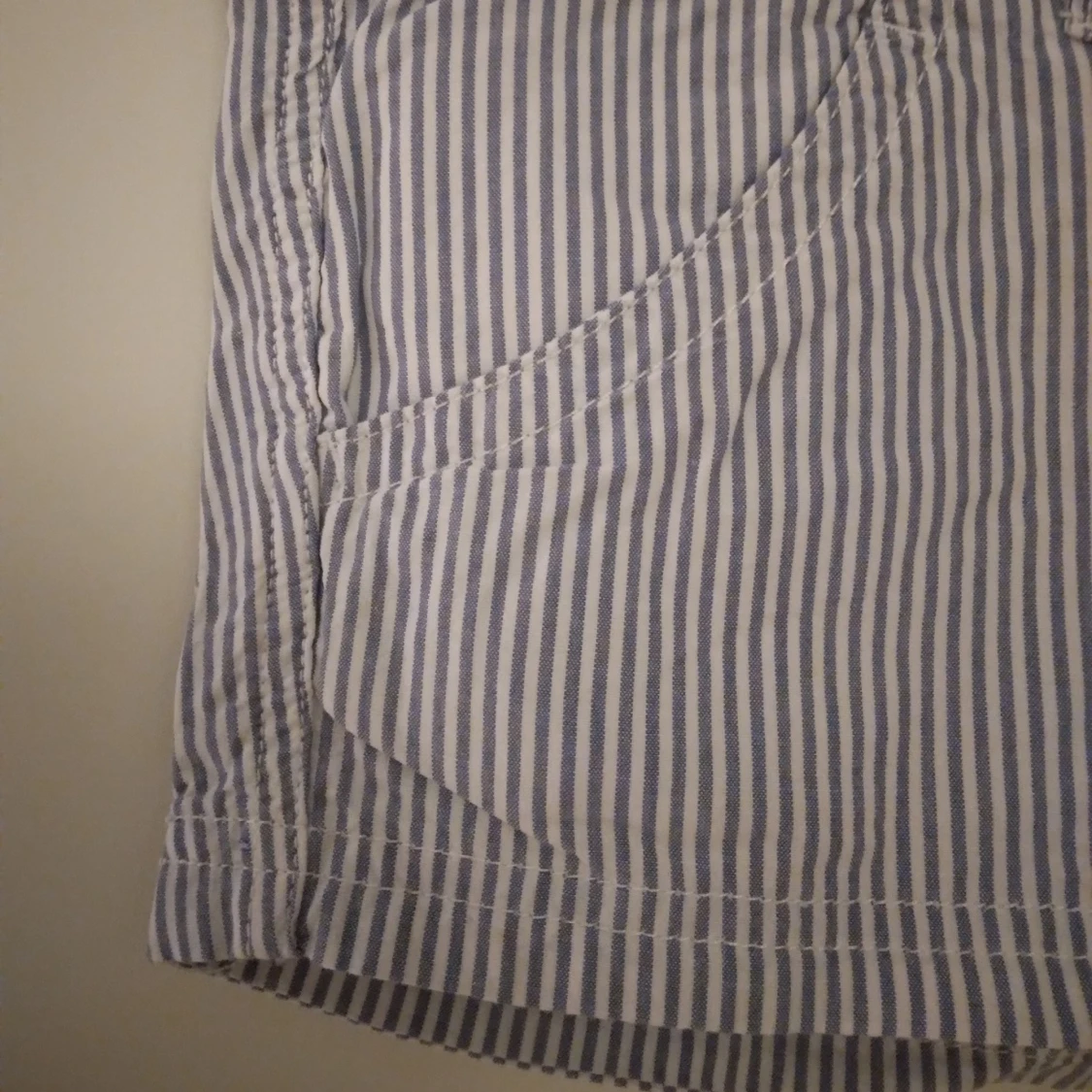 NYA, OANVÄNDA randiga shorts. Ljusblå / vit. Storlek: 34 / XS-SMALL. Felfria. - 3