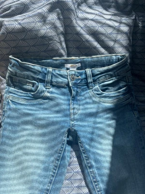 Bootcut low waist jeans - Jättefina lågmidjade bootcut jeans från Gina tricot! Knappt använda då de tyvärr var för korta för mig (jag är 173) så de är i jättefint skick!! Kontakta mig om du har mer frågor eller behöver fler bilder!!🤗💕