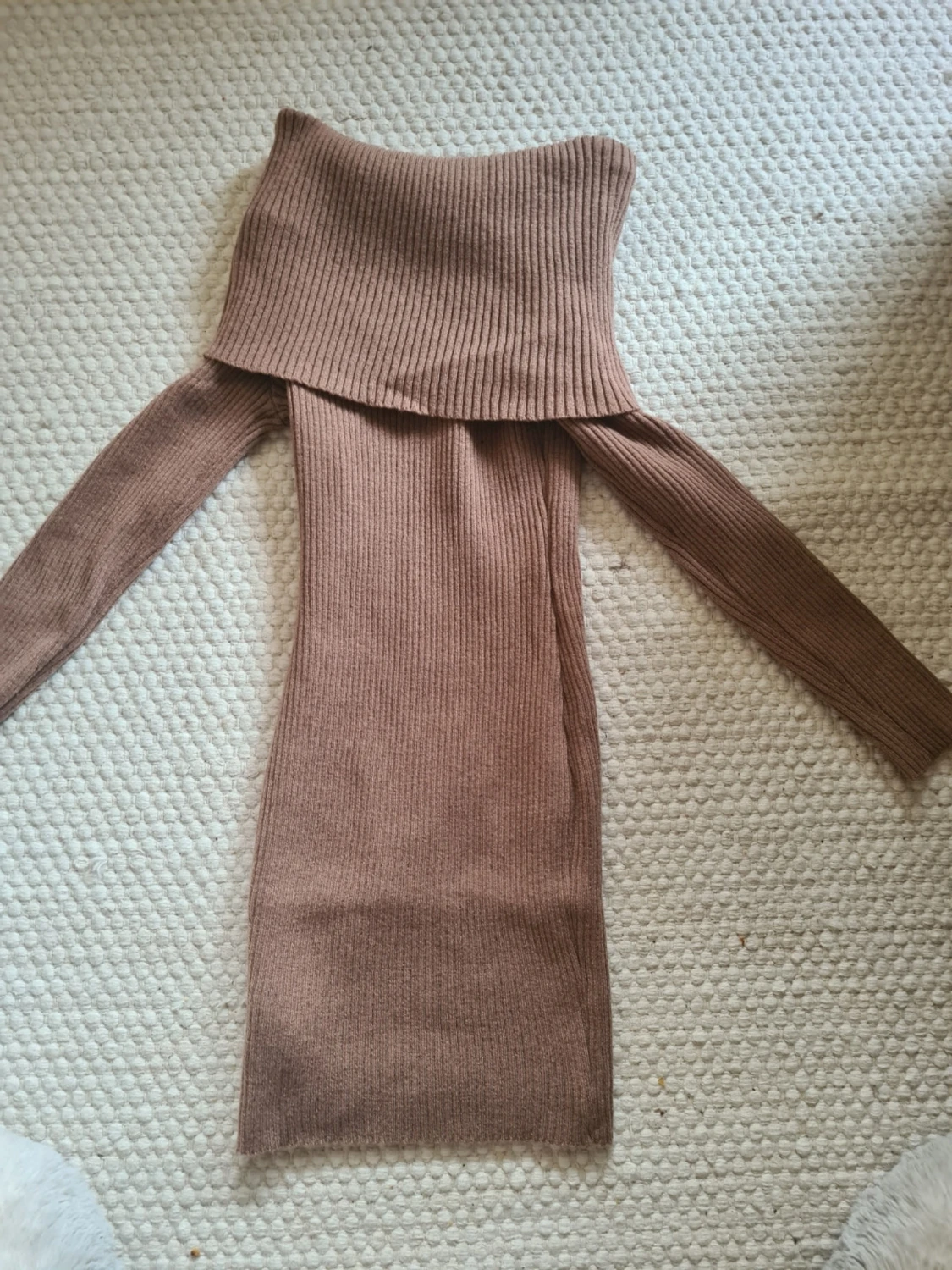 Beige ribbad offshoulder klänning - 2