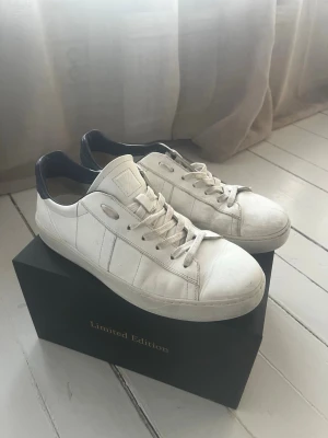 Vita Woolrich sneakers - Jag säljer Vita sneakers från woolrich i storlek 41 dom är i bra skick men bara smutsiga. Nypris är 2799kr. Skriv gärna för mer info eller om ni har funderingar.