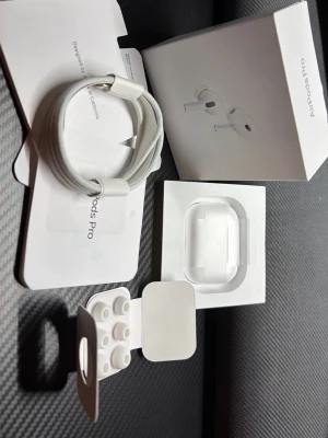 Airpods pro 2 - Säljer AirPods Pro (2nd Generation) med MagSafe-laddningsetui (USB-C). Produkten är i nyskick med originalförpackning och tillbehör. Aktiv brusreducering, transparensläge och hög ljudkvalitet. Perfekt för både musik och samtal. Helt nya med plastet fortfarande på☺️☺️
