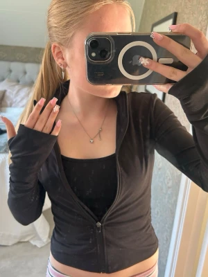 Svart träningsjacka H&M - Säljer en super snygg svart långärmad tränings jacka ifrån H&M, är i super bra sick och är även bara använd några få gånger! Köpte för 300kr💕💕 i storlek XS