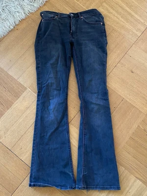 Svarta bootcut jeans - Snygga bootcut jeans från Gina Tricot. Dem är svarta men ser inte svarta ut på bilden!! 🙊.           Dem är lite sönder nere vid foten men det syns knappt!! Jag kan prata om priset 