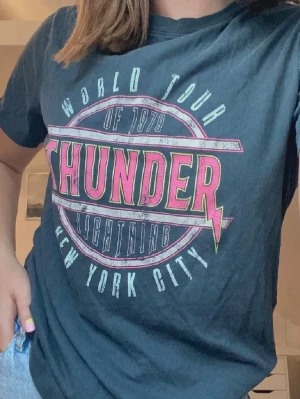 Snygg T-shirt  - fin T-shirt, inte använd mycket storlek M. Den är mörkgrå/svart