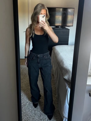 Svarta vida jeans - Svarta vida jeans från Gina tricot. Storlek 38. Pris: 300kr. Använda, mycket bra skick. Skriv meddelande om det önskas fler bilder eller om det är några funderingar. 💛