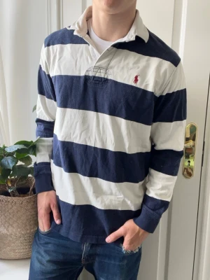 Ralph lauren tröja  - Ralph lauren tröja - stor på modellen. Inga defekter förutom ganska nopprig! Modellen i bilderna är 180 cm 75 kg och bär Storlek M passar L , Kom med frågor! 🌟 (Kan gå ned i pris vid köp av paket 😉) 
