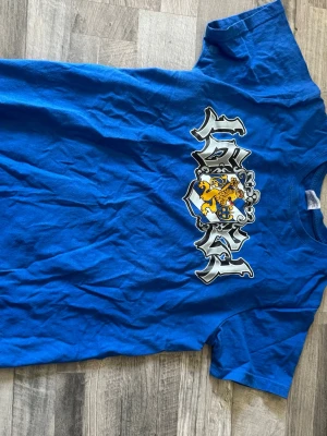 Blå t-shirt med tryck - Ifk T-shirt från kommandobryggan