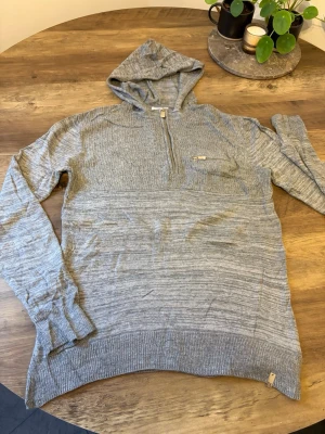 Ck Tunn Hoodie Storlek S. - Ck Tunn Hoodie Storlek S. Denna hoodien har jag ej använt på grund av att den inte passar min stil. Priset är inte fast och kan diskuteras. Perfekt för någon med Stockholm stil och grisch. Känn välkommen att ställa frågor ifall det behövs☺️