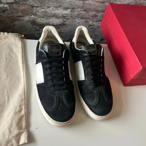 Valentino Flycrew - Bra skick, skon håller på att lossna lite från sulan men detta går att fixa relativt billigt hos skomakare. Endast 1 nit fattas! Nypris ca 8000kr. Storlek 43.  Dustbag medföljer. Självklart äkta - kolla bara recensionerna! Skriv för mer information🤝