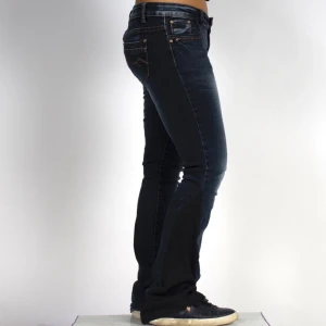 Mörkblå bootcut jeans  - Passform: Midjemått 39 cm och innerbenslängd 78 cm, modellen är 156 cm!💕Snygga mörkblå jeans med bootcut passform och svart bootcut längs benen. Klassisk femficksdesign, slitningar framtill och bakfickor med dekorativa sömmar. Postar samma dag eller dagen efter💕Liten defekt längst ned på benet därav priset. Instagram och TikTok: marinnoir.uf