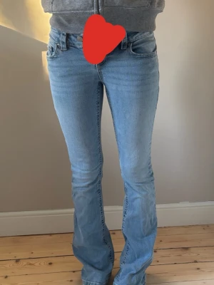 Ljusblå jeans - Snygga ljusblåa low waist bootcut jeans från gina tricot. Helt nytt skick då dom är oanvända. Pris kan diskuteras!