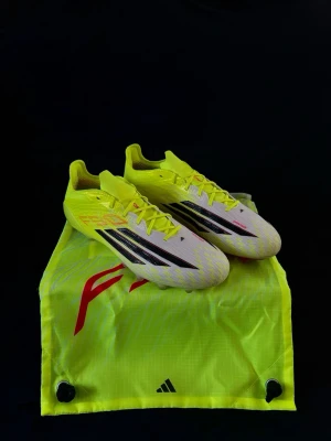 Adidas F50 Elite AG - Säljer dessa sprillans nya F50:s i storlek 43 1/3. Använda 1 gång och säljer de för att de var för stora för mig och gick inte att lämna tillbaka. Nypris 3099 kr. Allt ingår (påse, extra sulor, box). Hör gärna av er om ni har fler frågor!🙌