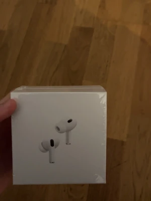 Apple AirPods Pro 2 USB-C - Säljer ett par vita Apple AirPods Pro 2nd generation med MagSafe laddningsetui och USB-C. Trådlösa in-ear hörlurar med stilren design och aktiv brusreducering. Perfekta för musik, poddar och samtal. Kommer i originalförpackning. Sprillans nya och inplastade som i butik! Säljes pågrund av att jag redan har ett par fungerande. Tveka inte på att ställa frågor!