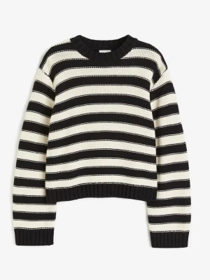 Randig stickad tröja från H&M - Snygg stickad tröja från H&M med svarta och vita horisontella ränder. Tröjan har rund halsringning, långa ärmar och ribbade muddar vid ärmslut och nederkant. Perfekt för en chill och trendig look.
