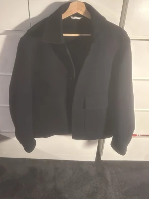 Mörkblå overshirt från Zara - Stilren mörkblå overshirt i ull från Zara riktig snygg och perfekt nu inför hösten