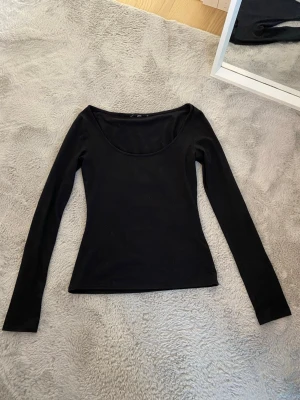 Långärmad tröja - Säljer en fin långärmad urringad svart tröja från H&M i storlek XS, fint skick!!