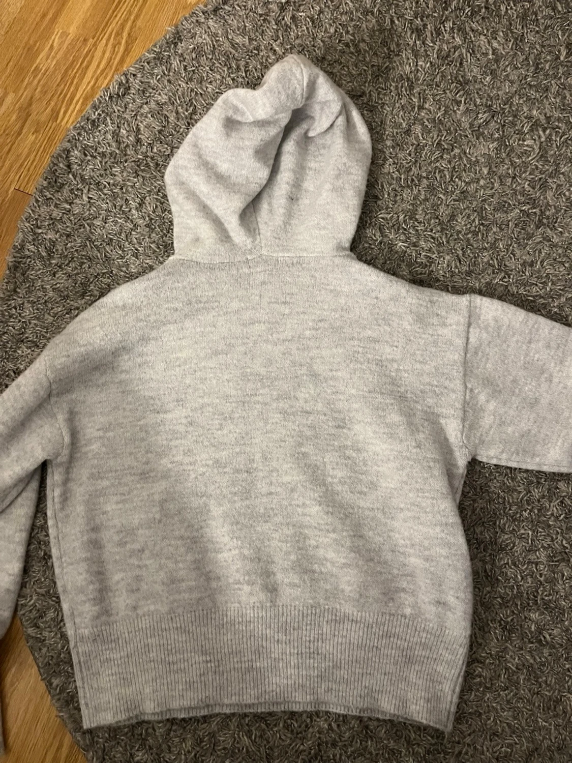 Ljusgrå stickad hoodie med huva - 1