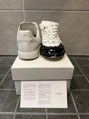 Maison margiela Gates Paint splatter  - Hej, säljer mina maison margiela då dom används knappt nån mer! Har använt dom några gånger som ni ser i botten men annars är dom helt som nya!! Dust bag medföljer! Om ni undrar om nånting eller vill ha mer bilder så är de ba komma och fråga!🙏🏼☺️