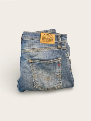 Blå Replay jeans med raka ben - Säljer ett par klassiska blå jeans från Replay med raka ben och normal midja. Jeansen har fem fickor, bälteshällor och snygga kontrastsömmar. Materialet är en mjuk bomullsblandning med lite stretch för extra komfort. Är mitt emellan byggy men lite lose i passformen 