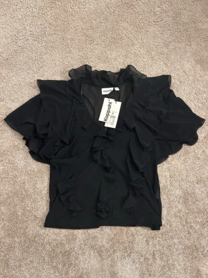 Topp med volanger  - Jättefin topp med volanger från kappahl, helt oanvänd💕