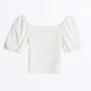 Söt topp från Gina  - Super söt topp från ginatricot med puffärmar. Super fin nu till sommaren🫶🏼 Använd få gånger och är i bra skick! 