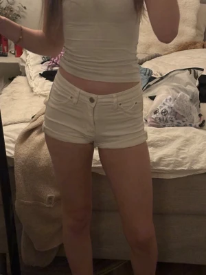 Jeansshorts  - Snygga vita jeansshorts, man kan juste längden på hur långa/korta man vill ha dem i benen och man kan vika ned midjan till väldigt lowwaist ifall man vill det. Skönt mattetal och passformen är super. 