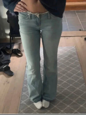 Nelly jeans - Skitsnygga men kommer inte till användning. Använda någon enstaka gång bara så väldigt bra skick❤️ De är i strl L men små i storlek så är nog snarare än S/M!