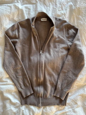 John Henric fullzip 100% merino ull - Säljer nu min john henric fullzip då den är lite tajt. | Storlek S. | Fin färg. | Passar till både vardag och fest. | 100% merino ull. | Släng iväg en signal vid funderingar så svarar jag snabbt. | 