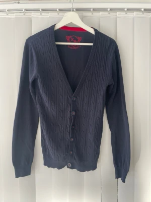 Stickad cardigan - Mörkblå stickad cardigan i storlek xs. Passar bra om du är 170-180. Skriv vid frågor! Modellen är 177 cm.