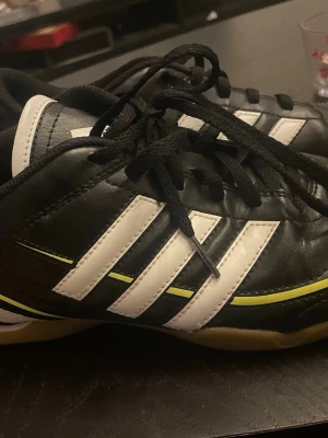 Inomhusskor - Säljer mina adidas skor som jag knappt använt för jag tycket dem inte var så snygga. Priset är fast på 150kr. Passar vilket kön som helst 
