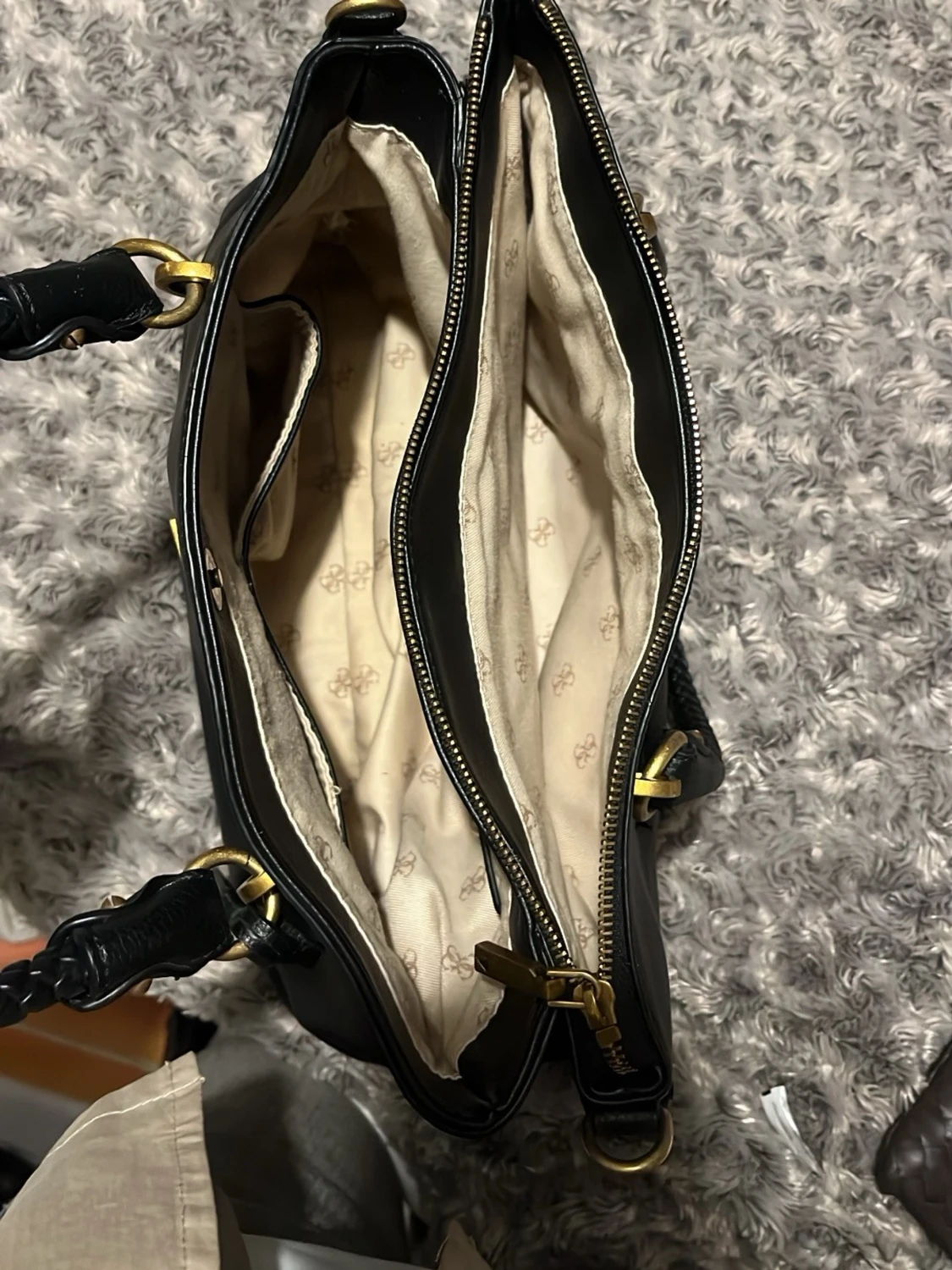 Svart handväska från Guess - 3