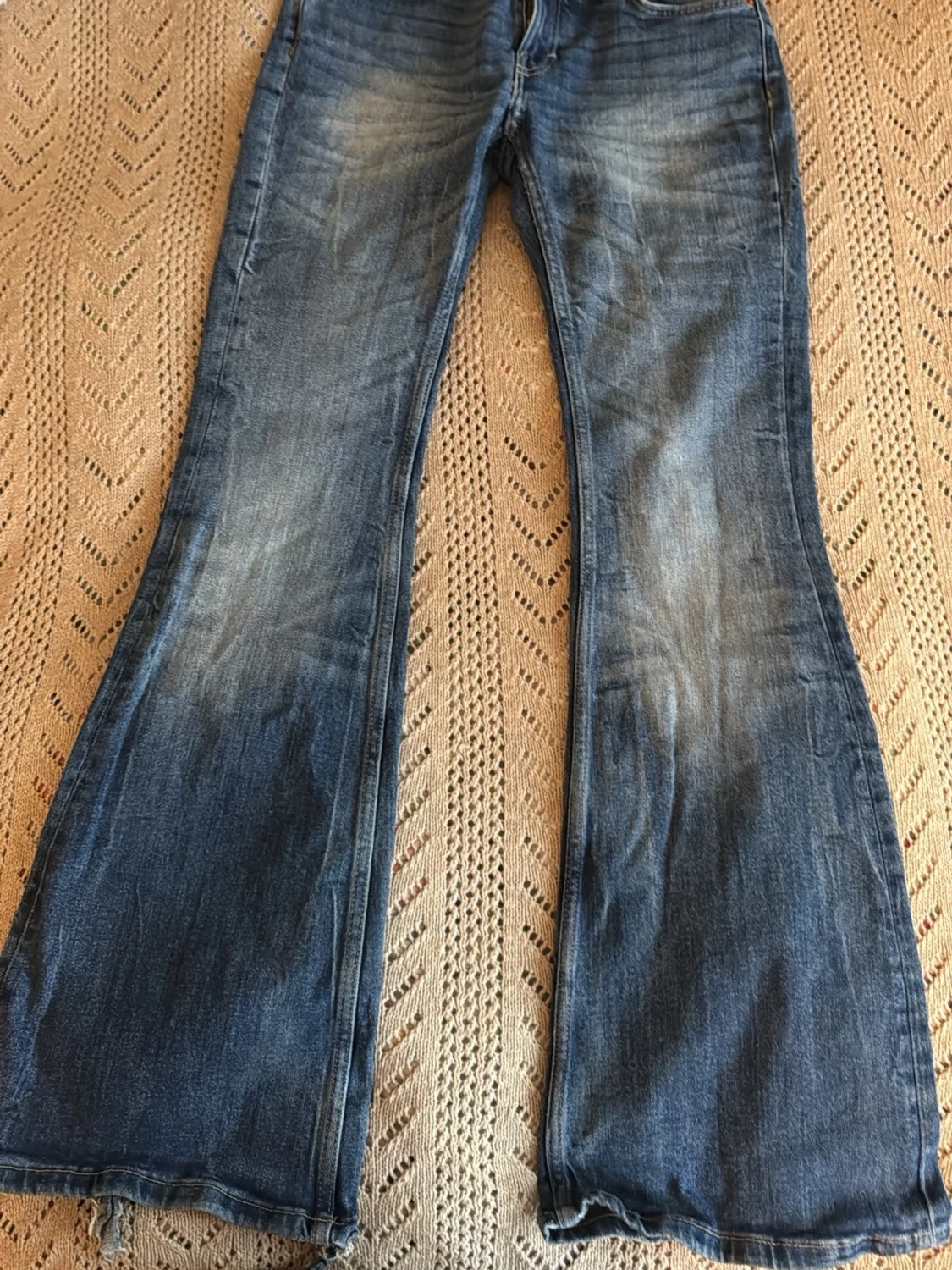 Blå bootcut jeans med slitningar - 1