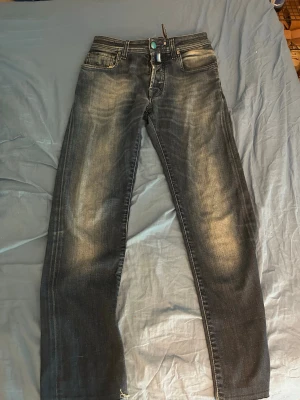 Jacob Cohën jeans storlek 28 – exklusiva premiumdenim - Säljer ett par exklusiva Jacob Cohën jeans i storlek 28.  Premium italiensk denim med snygg tvätt och naturligt slitage. Mycket hög kvalitet och fantastisk passform.  Skick: mycket bra begagnat skick Storlek: 28