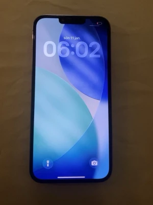 iPhone 13 Pro 256GB blå - Säljer en iPhone 13 Pro med 256GB lagring. Telefonen har en snygg blå färg, stilren design med rundade kanter och stor skärm. Tillverkad i glas och aluminium, perfekt för dig som gillar Apples premiumkänsla och vill ha mycket utrymme för appar, bilder och videos.