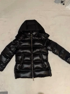 Svart Massimo dutti jacka  - Säljer en svart Massimo dutti jacka men luvan är sönder!! Dragkedjan som luvan ska sitta på är sönder därav priset!! Annars inga skador