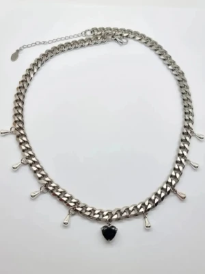 Stilfullt halsband inspirerat av Maria Nilsdotter  - Material-rostfritt stål och zirconiakristall hjärta..  Bra kvalitet! Inspirerat av Maria Nilsdotter . Kedjetjocklek-8mm #43