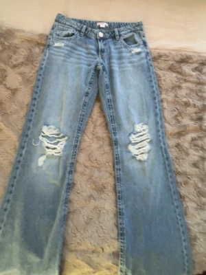 Supersnygga och populära jeans  - Säljer supercoola jeans från ginatricot 14+ i storlek S Tall. Helt nya och oanvända då jag köpte 2 olika storlekar. Modellen heter ”14+ for real low loose jeans” utifall man vill se hur de ser ut på. Köpta för 429.95kr Hör av er vid frågor och funderingar!!💞   Mått:  Midjemått mätt rakt över- ca 38cm  Innerbenslängd- ca 86-87cm  Grenhöjd- 16 cm  (Alla mått mätta platt)