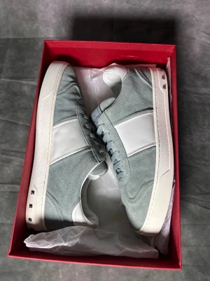 Valentino flycrews - Mycket fint skick, som nya med alla nitar kvar | Size 38,5 passar 39  | nypris är 7000 men skorna tillverkas inte längre | box medföljer | fraktar spårbart inom 24 timmar |  för att köpa klicka ” köp nu” | vid frågor skriv ett meddelande |