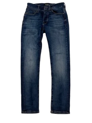 Mörkblå smala jeans från Jack and Jones  - Snygga mörkblå jeans från jack and Jones med raka ben och klassisk femficksmodell. Jeansen har diskreta slitningar och kontrastsömmar för en cool look. Tillverkade i mjuk bomullsdenim med lite stretch för extra komfort.