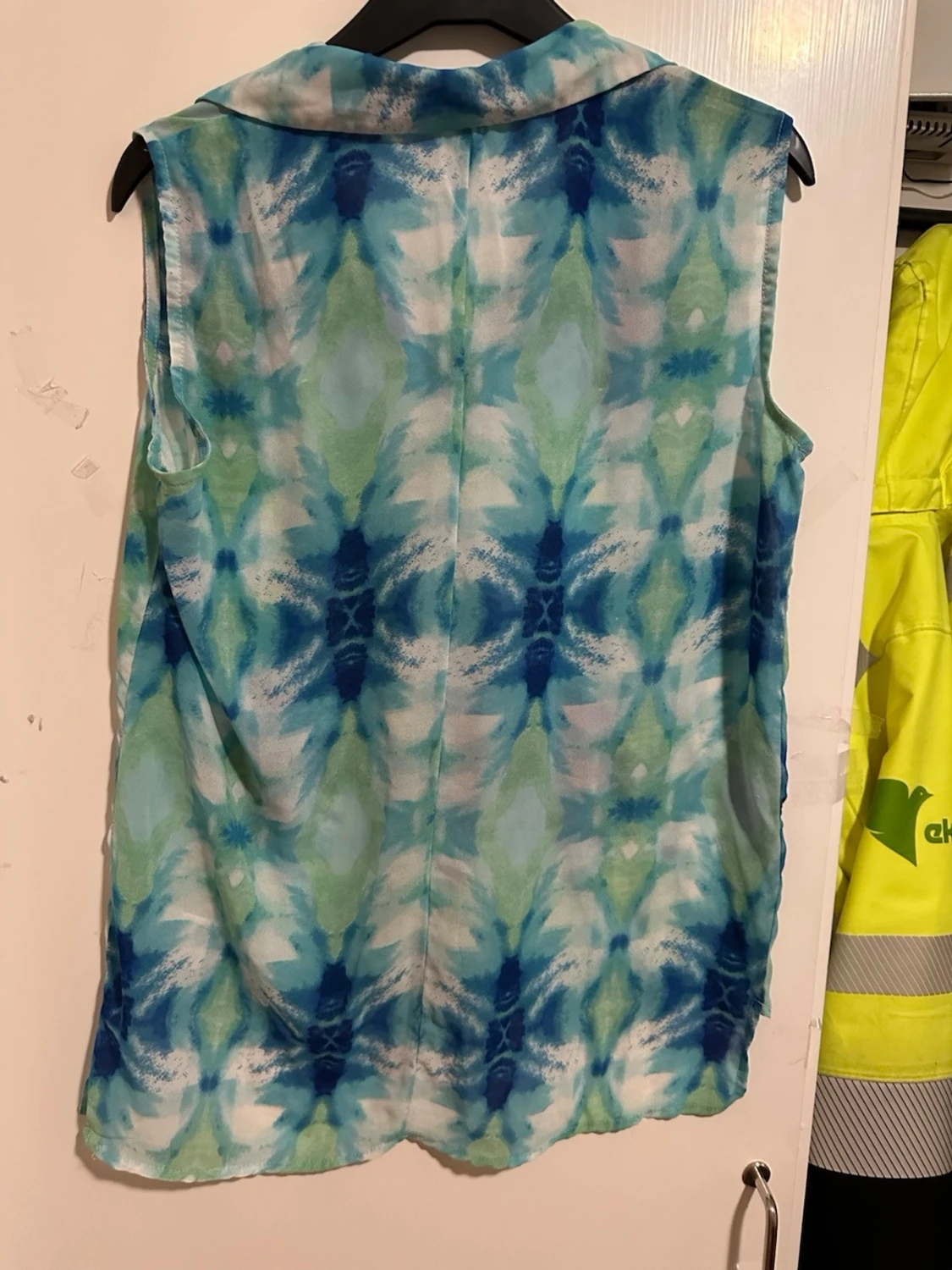 Mönstrad ärmlös blus från Instinct - 4