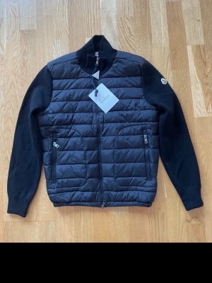 Jacka - Bästa kvaliten på marknaden✅ Storlek S❗️ Självklart helt ny med lappar👍 Endast 1-3 dagars leveranstid📦